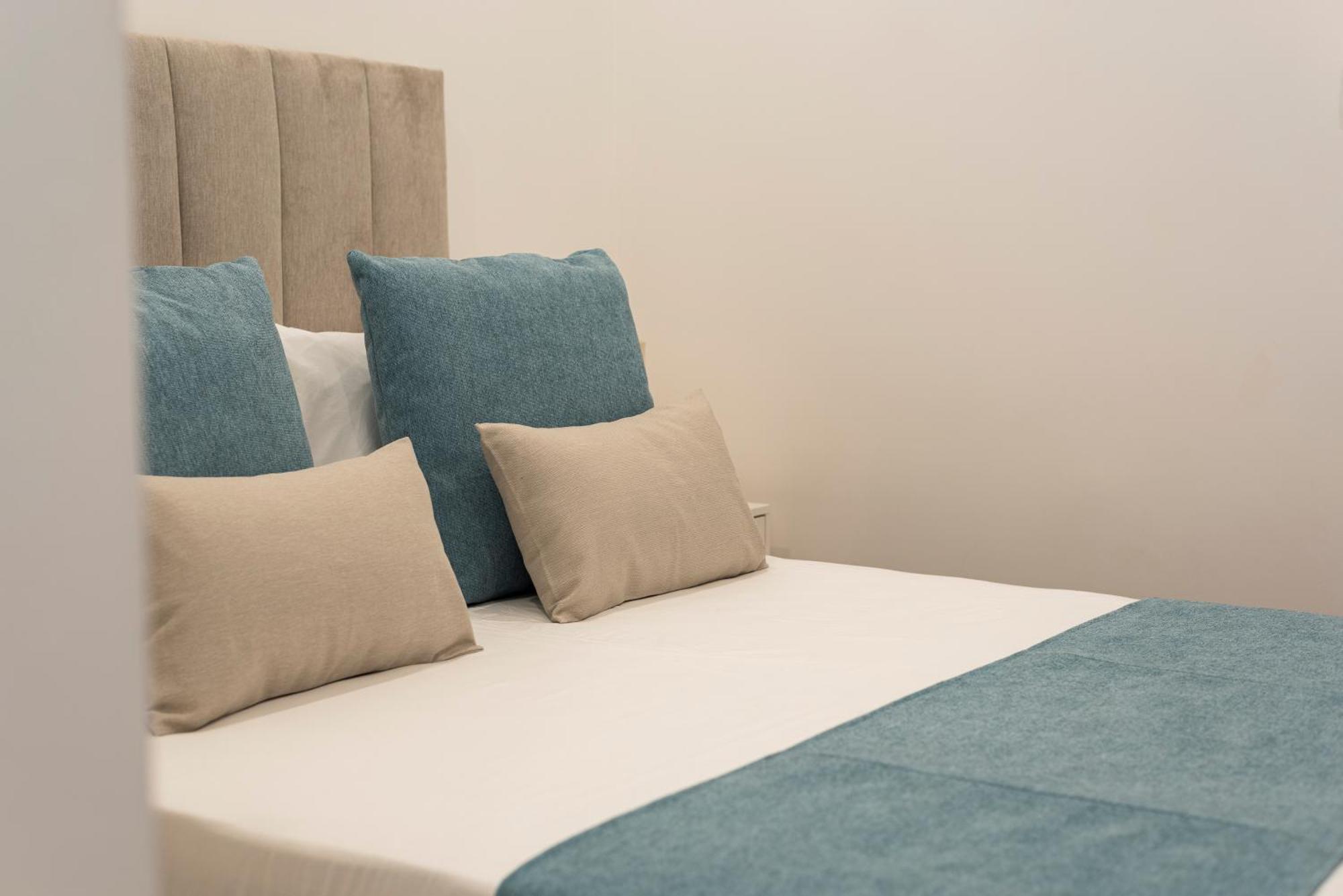Madalena Hostel E Suites ファロ エクステリア 写真