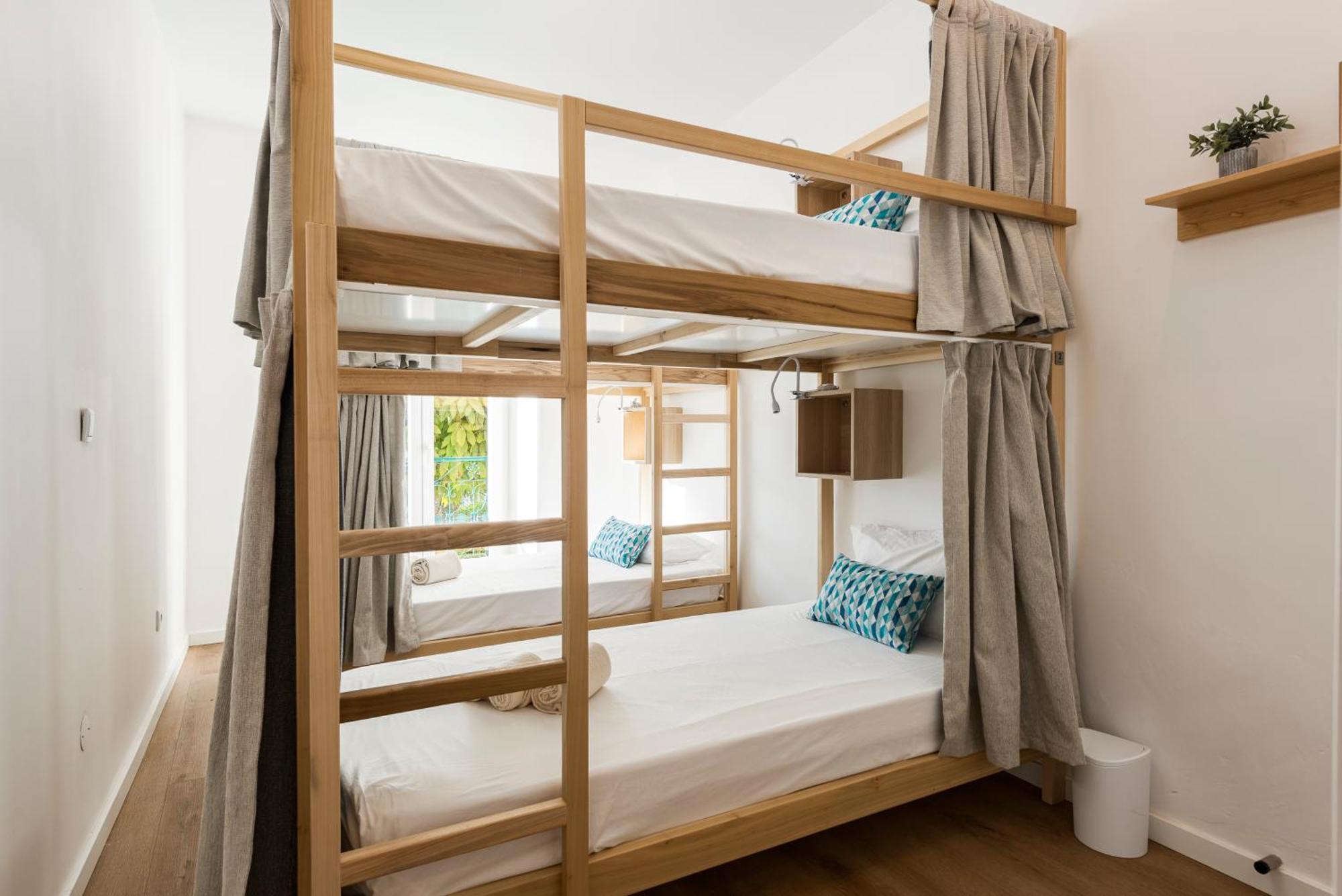 Madalena Hostel E Suites ファロ エクステリア 写真